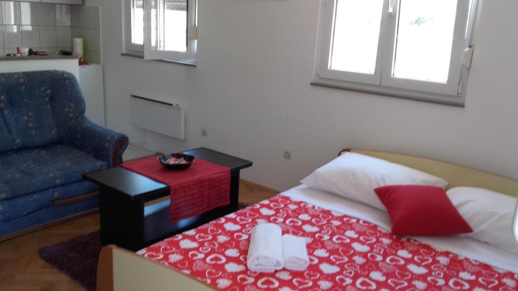 אומיס Apartment Max מראה חיצוני תמונה